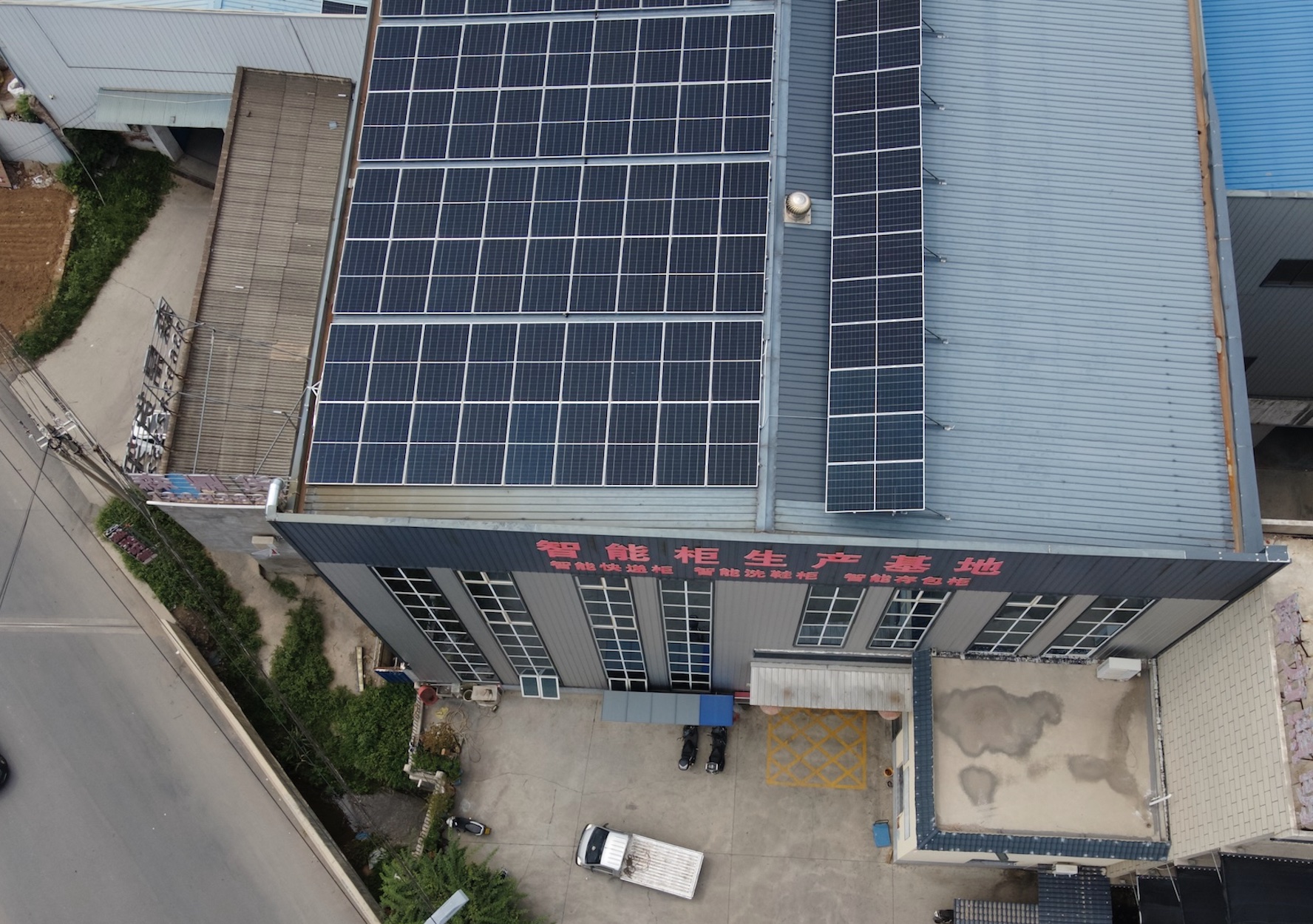 Vue aérienne de l’usine de casiers intelligents Linqu à Luoyang, avec panneaux solaires en toiture